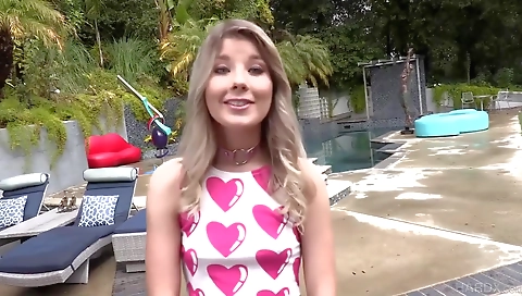 Hawt babe fucked by a hawt chick