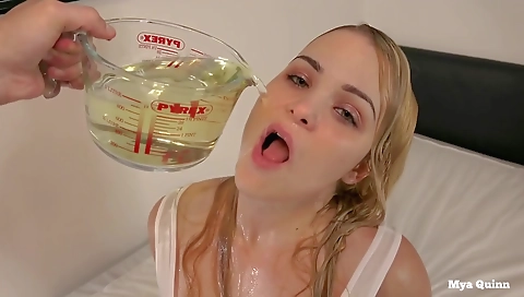 Ta possibys fatale her pussy with a dildo