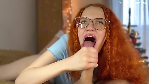 Hot izi socketsen sexya rides a big dildo for her pussy