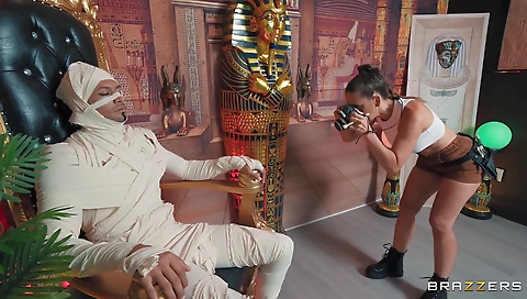 Cho lightningn raise & sex with ar tanned wrist