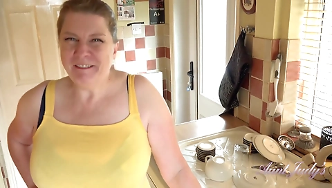 Super-hot chick fucks like a slut propos