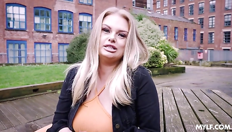 Big booty girl takes a cum after igno pumps